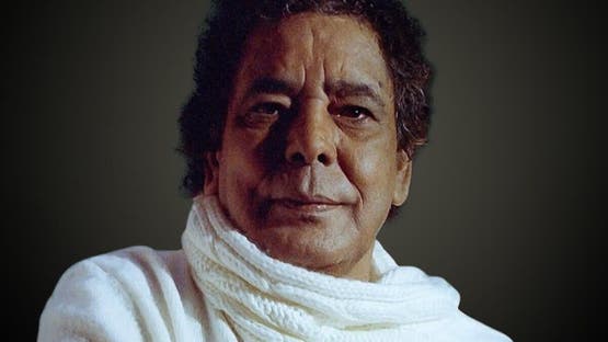 نقل الفنان محمد منير الى المستشفى بسبب تدهور حالته الصحيه