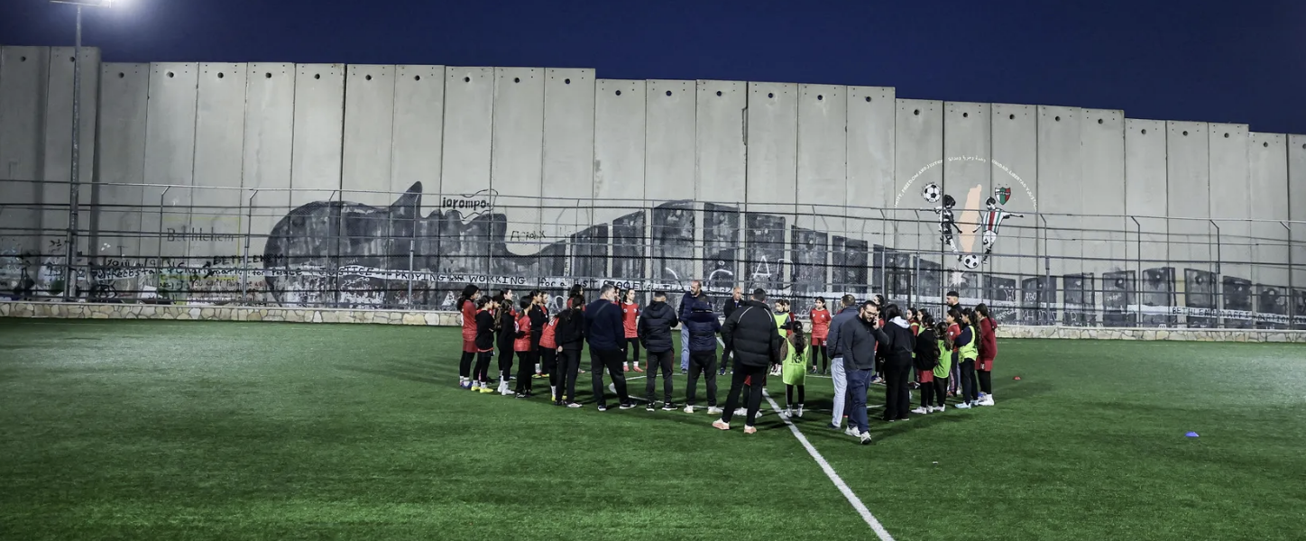 إسرائيل تأمر بهدم ملعب كرة قدم في الضفة.. بسبب الجدار العازل