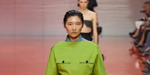 الأخضر المصفّر.. لون الموسم في ربيع وصيف 2026